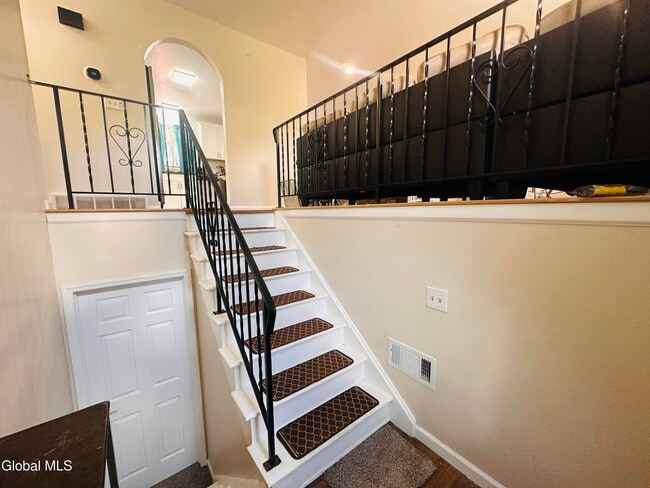 Building Photo - 4 Thoroughbred Ln