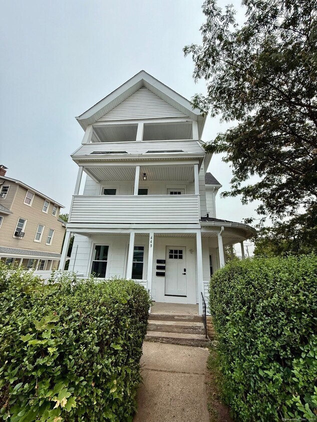 Building Photo - 449 Stanley St