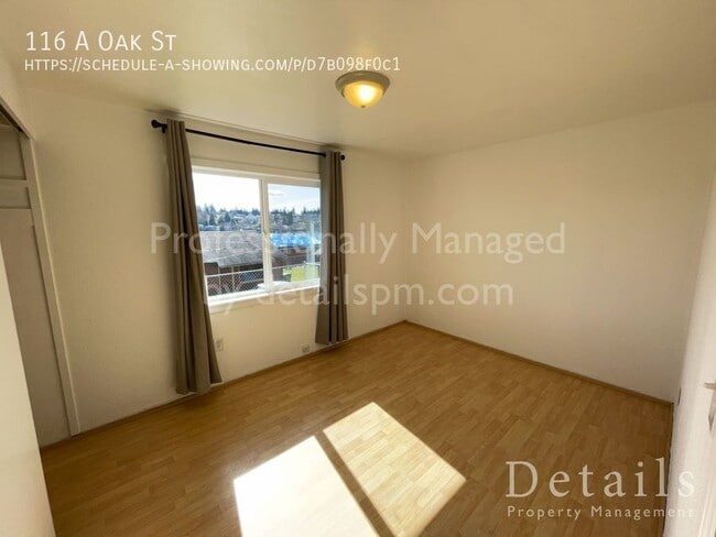 Building Photo - 116 Oak St