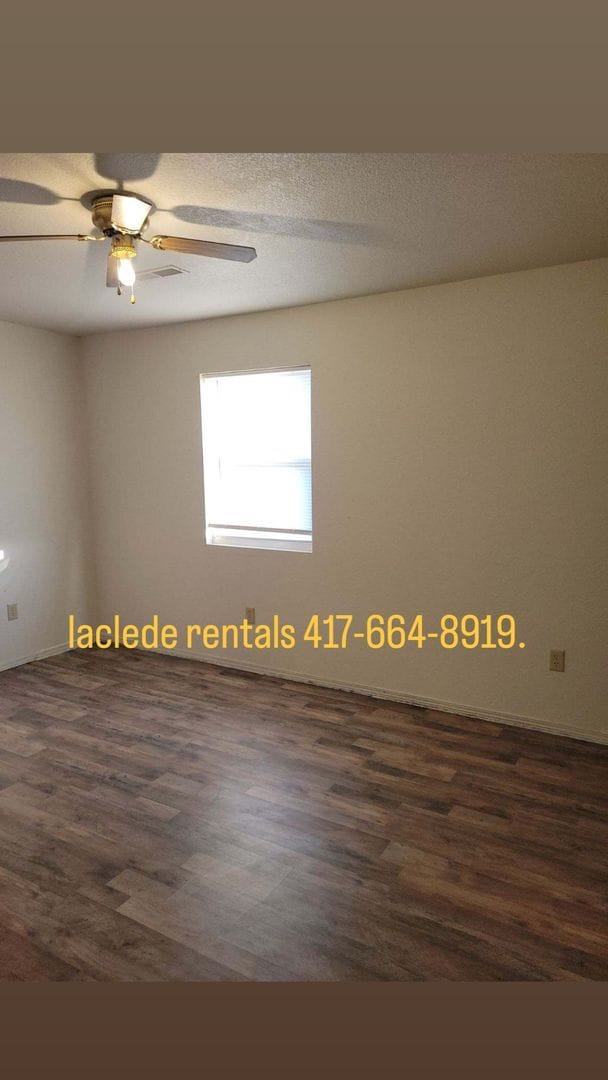 Building Photo - 3 BEDROOM , 2 BATH