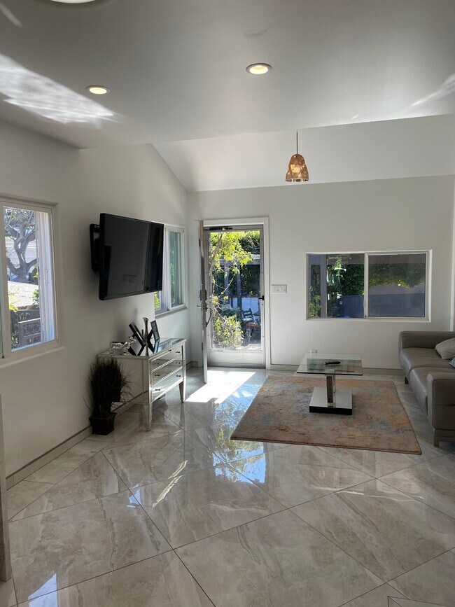 Building Photo - 425 Sunridge St