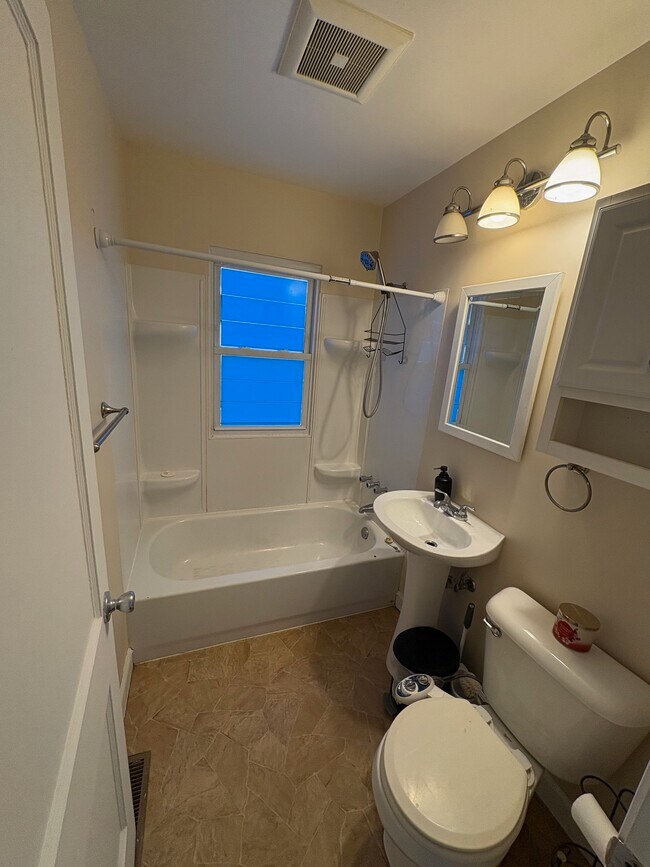 Foto del edificio - 1244 W Marietta St