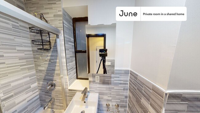 Foto del edificio - Room in Shared 3 bed/1 bath home