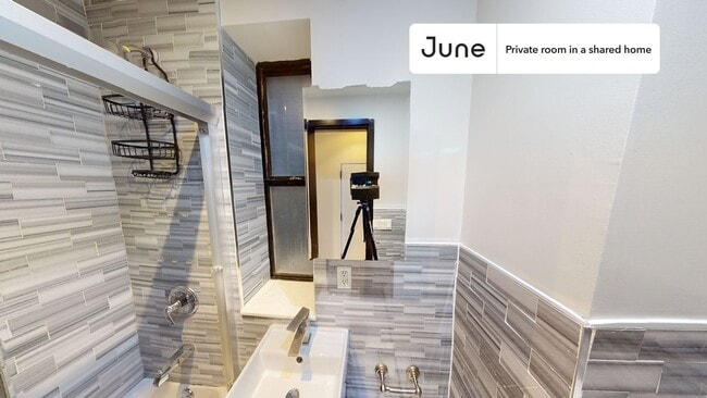 Building Photo - Room in Shared 3 bed/1 bath home