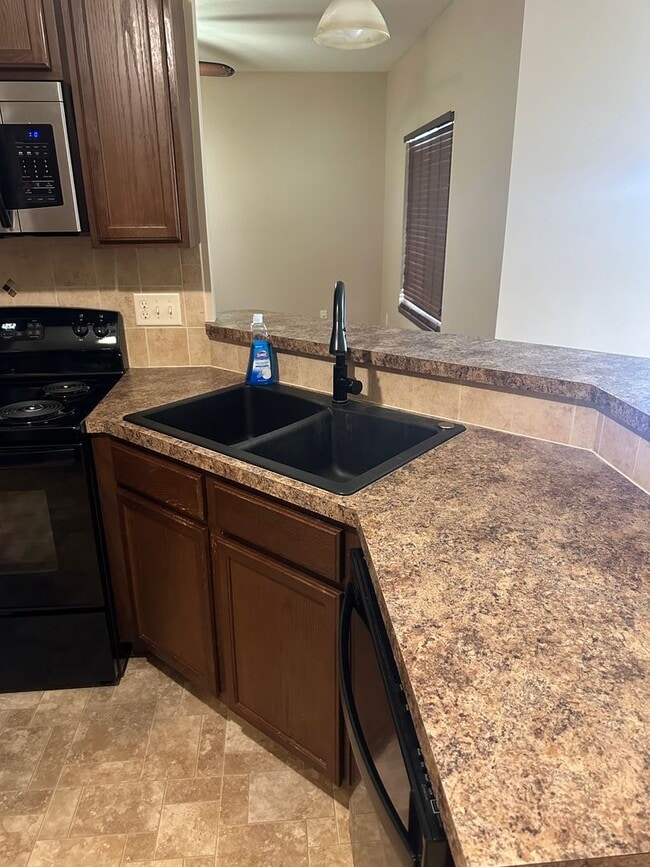 Building Photo - BEAUTIFUL 4 bedroom - 3 bathroom home with...