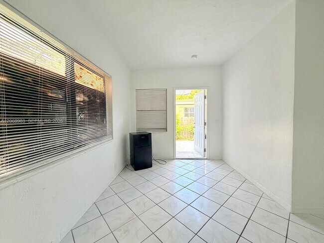 Foto del edificio - 1060 NW 116th St