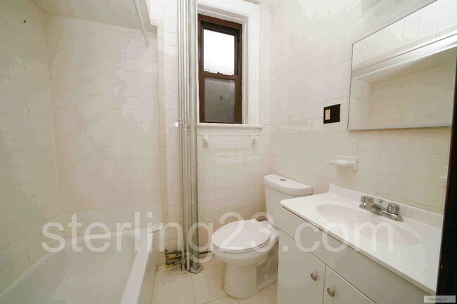 Building Photo - 2559 Steinway St