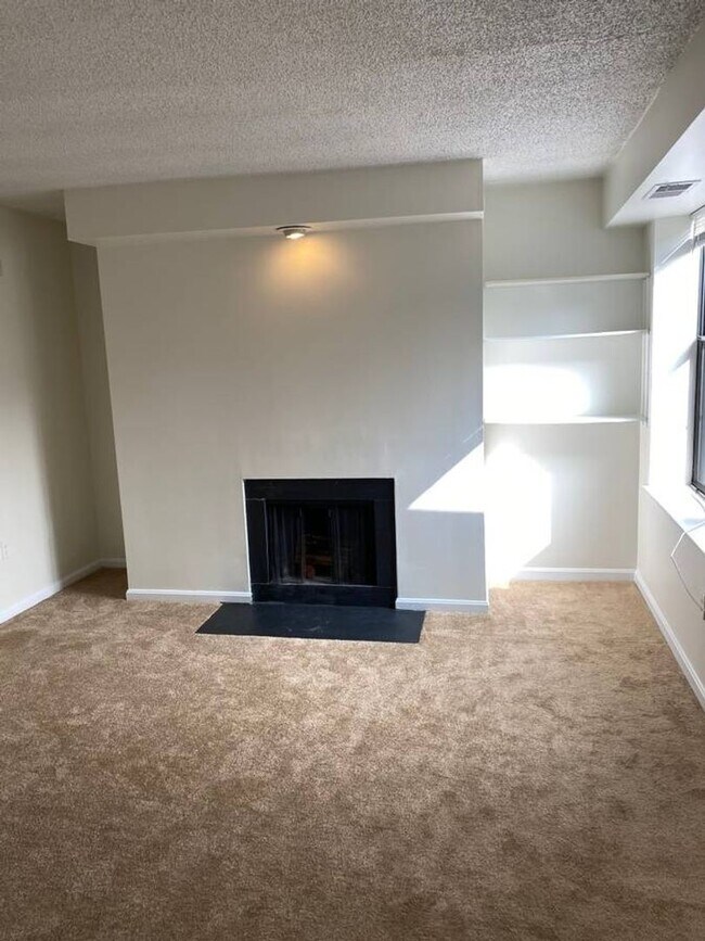 Building Photo - Dupont Circle Charmer 2 Bedroom Top Floor ...