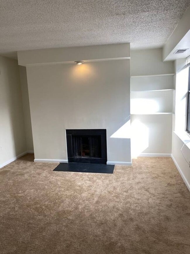 Building Photo - Dupont Circle Charmer 2 Bedroom Top Floor Condo with Fireplace