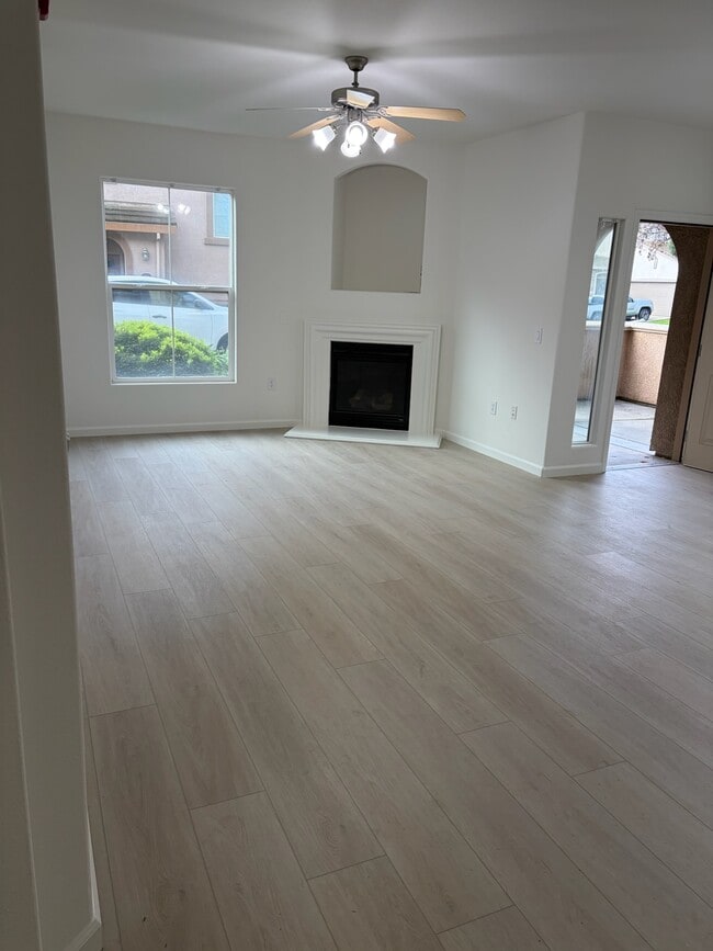 Building Photo - 5350 Dunlay Dr