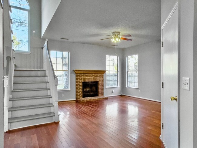 Building Photo - 4080 Laurelwood Dr