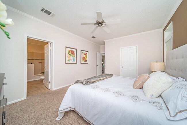 Building Photo - 5271 Camelot Dr E