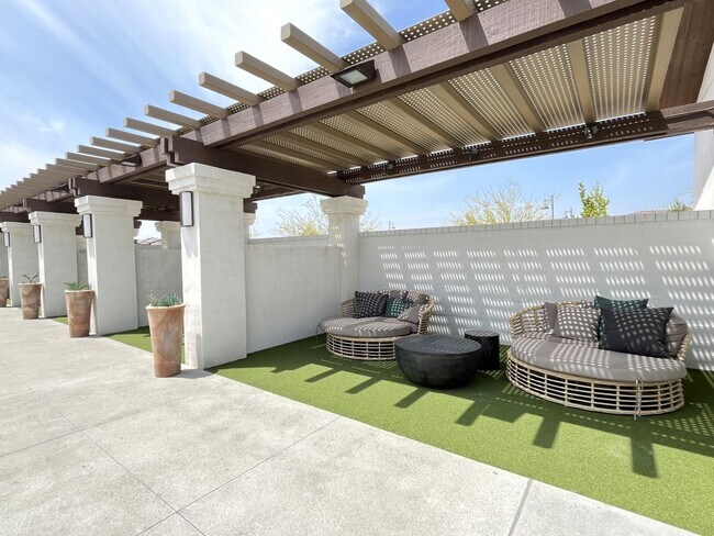 Foto del edificio - 16782 Tulip Tree St