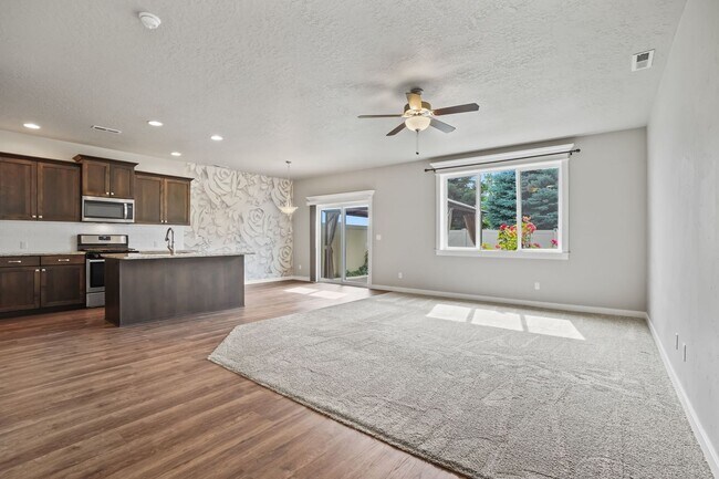 Foto del edificio - Beautiful 3bd/2.5ba Home w/Office Space & Bonus Loft