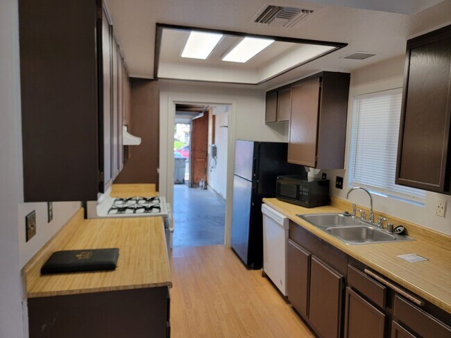 Building Photo - MORENO VALLEY HOME