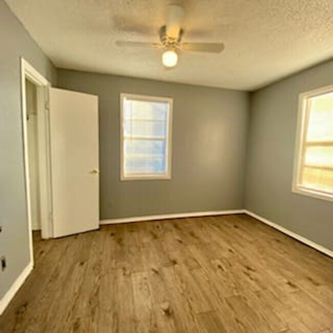 Building Photo - $0 First Month's Rent / $0 Deposit at Move-in