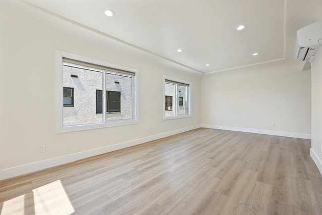 Building Photo - 3764 Villa Terrace