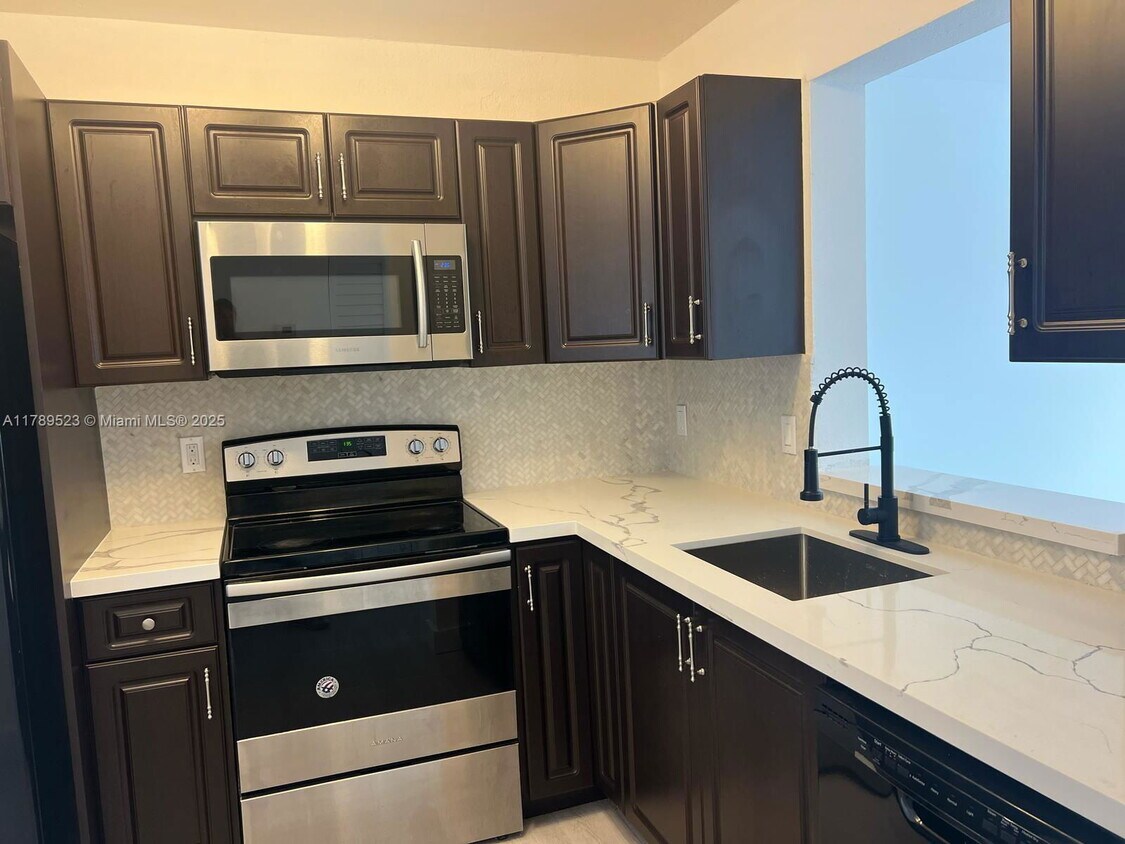 Foto principal - 8560 N Sherman Cir