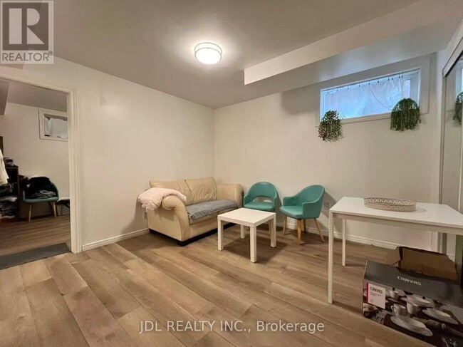 Building Photo - 15 Summerglade Dr