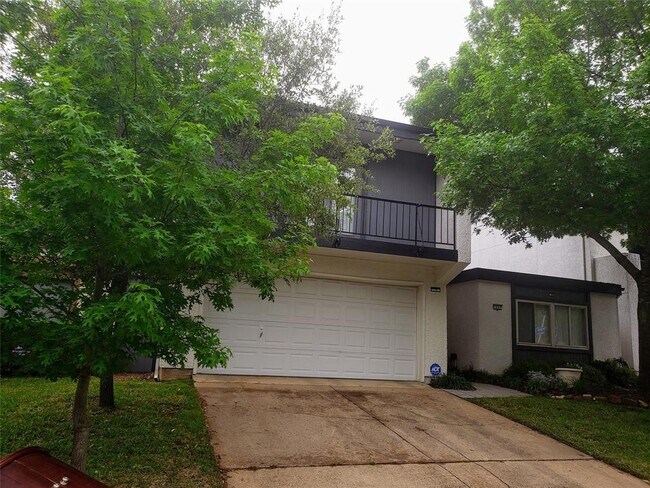 Building Photo - 1607 Hawthorne Dr