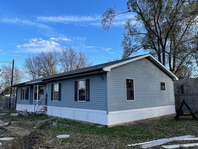 Building Photo - 5601 SW Lakefront Ln S