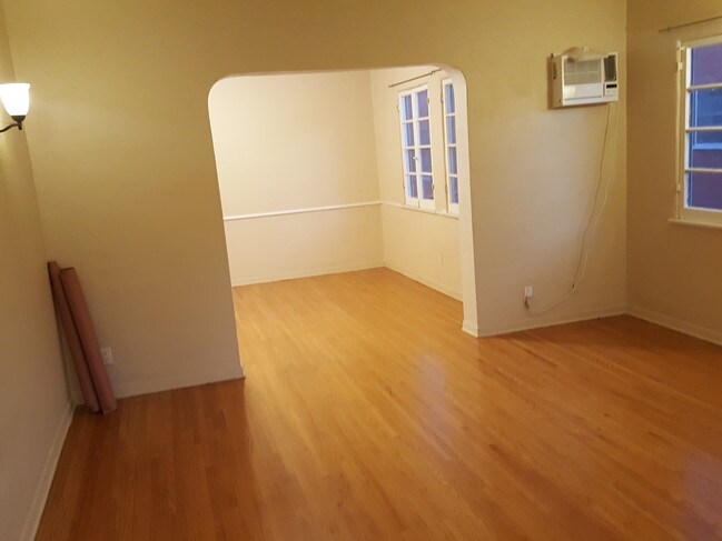 Building Photo - 912 S Orange Grove Ave