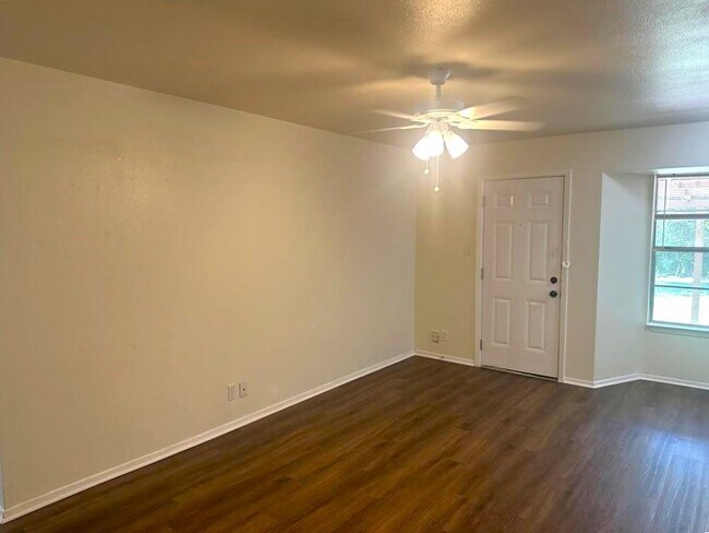 Foto del edificio - 8510 Woodstone Dr