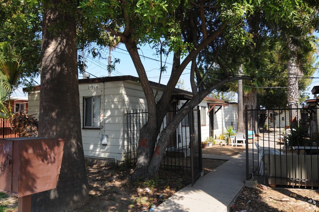 Building Photo - 1101 E Ave