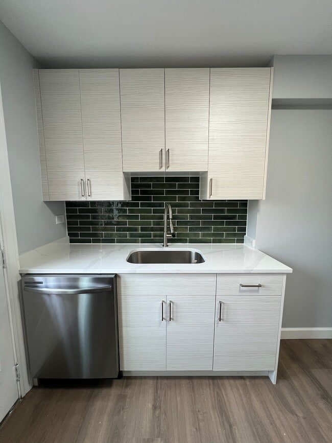 Foto del edificio - 7224 W Summerdale Ave