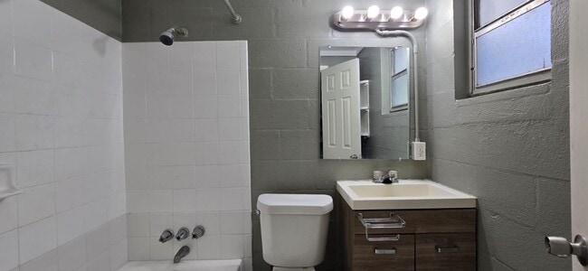 Building Photo - Cute & Quaint 1/1 in Tampa! Apply for FREE This Holiday Season!