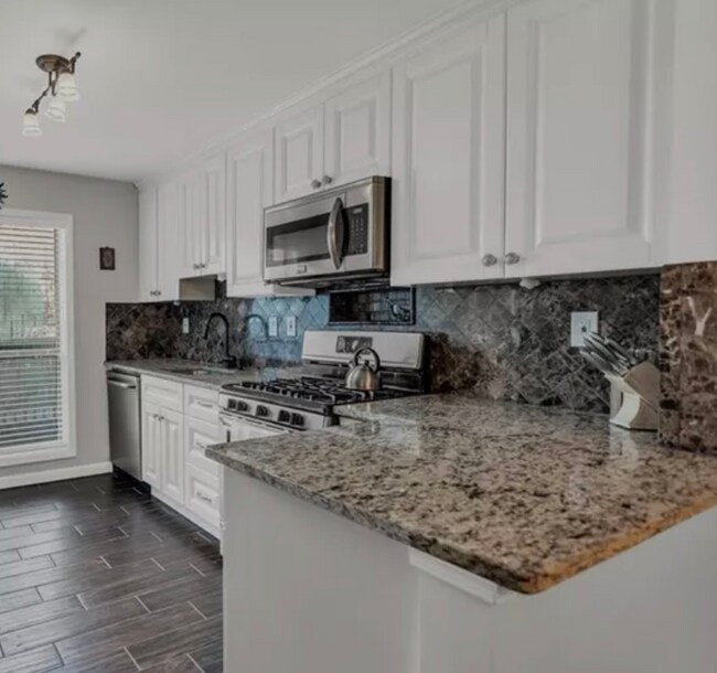 Building Photo - 908 Woodcliff Dr