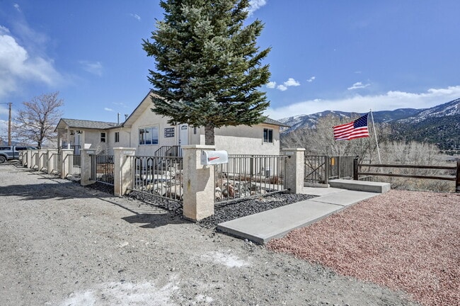 Building Photo - Affordable Luxury 2b/1b in Salida — Utilit...