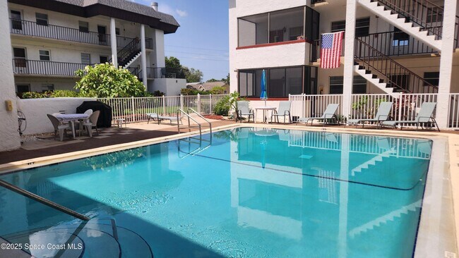 Foto del edificio - 725 Port Malabar Blvd NE