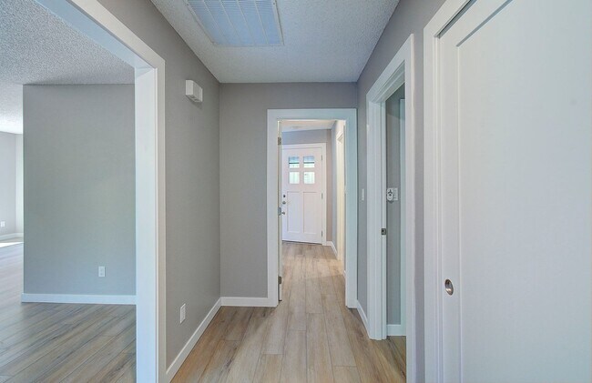 Building Photo - Royal Oaks Duplex