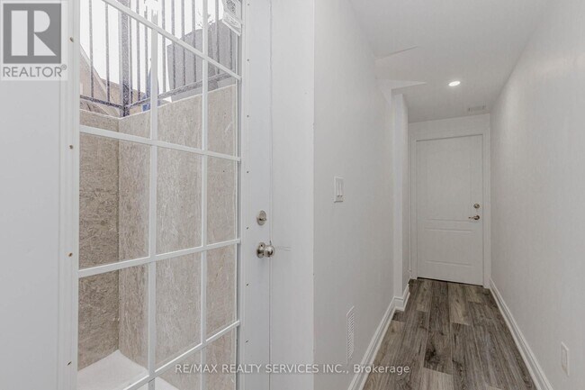 Building Photo - 132 Bloomsbury Ave