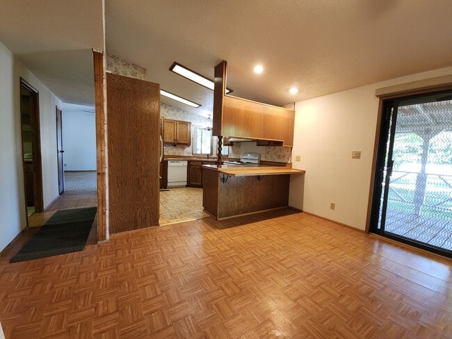 Foto del edificio - 8260 Sherwood Blvd