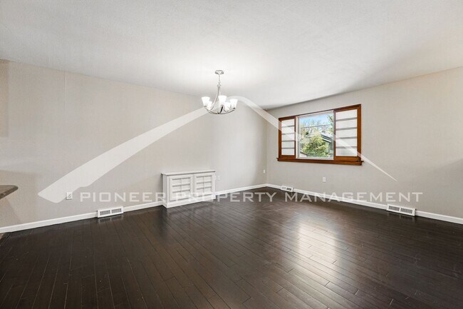 Building Photo - Spacious Home with Washer/Dryer and Centra...