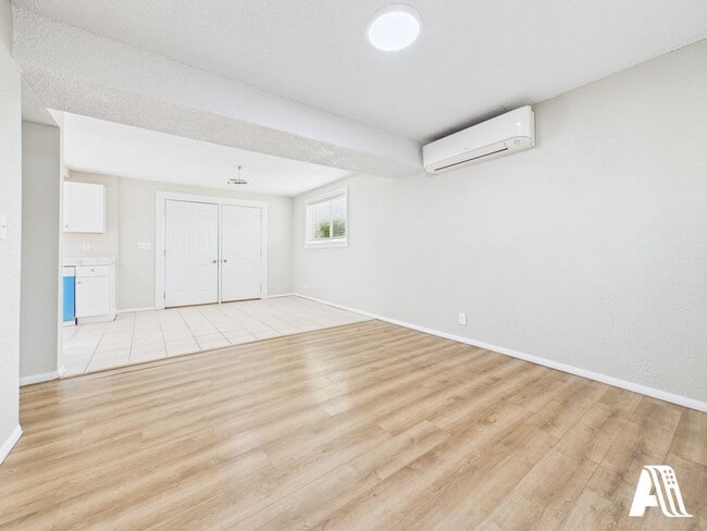 Building Photo - 967 W Duplex