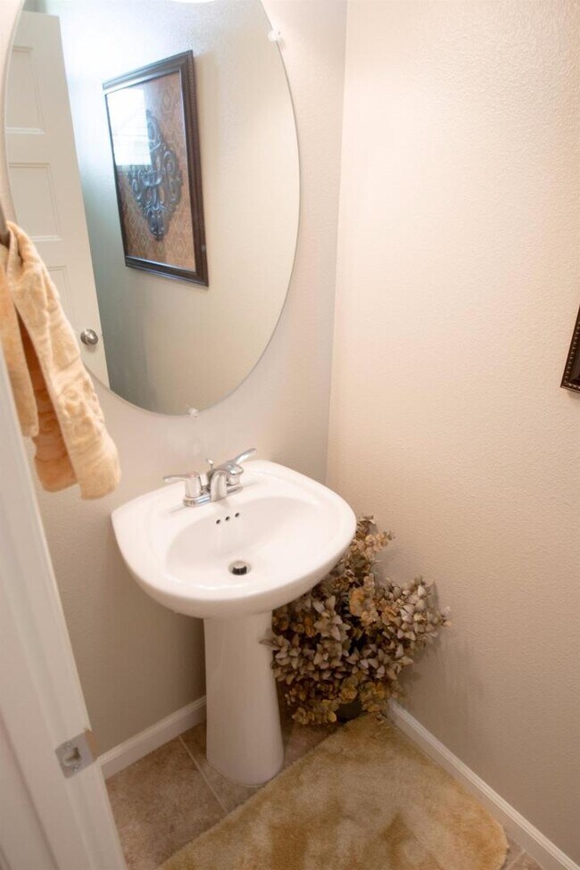 Foto del edificio - Beautiful 3 Bedroom 2.75 Bath Home in Harlan Ranch!