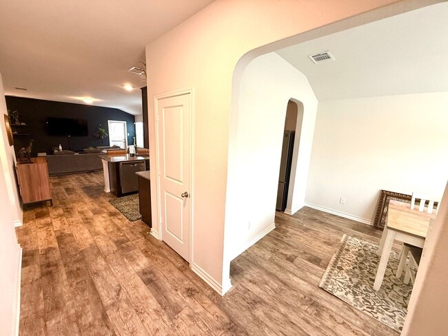 Building Photo - **APPLICATION RECEIVED** AVAILABLE NOW! FU...