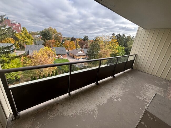 Photo du bâtiment - 1061 Queen's Blvd