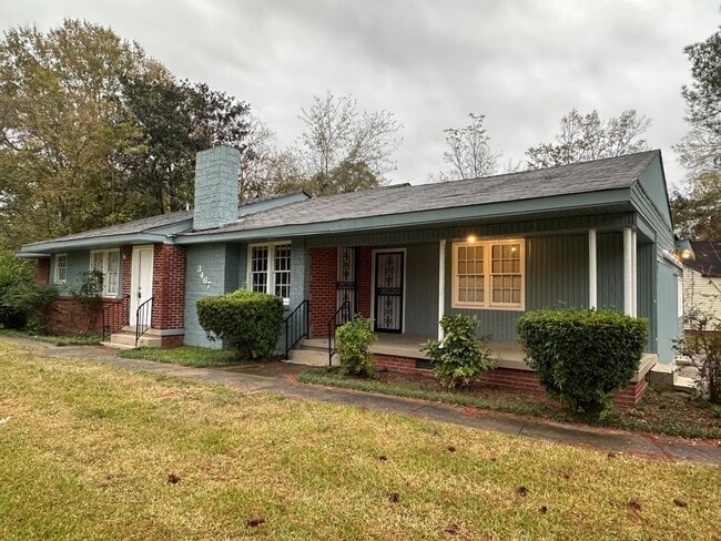 Building Photo - Spacious home