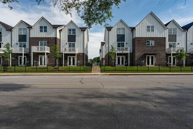 Building Photo - 5671 Sofias Cir