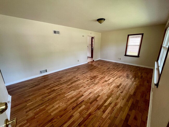 Building Photo - 2 Bedroom / 1 Bath House located in a Quie...