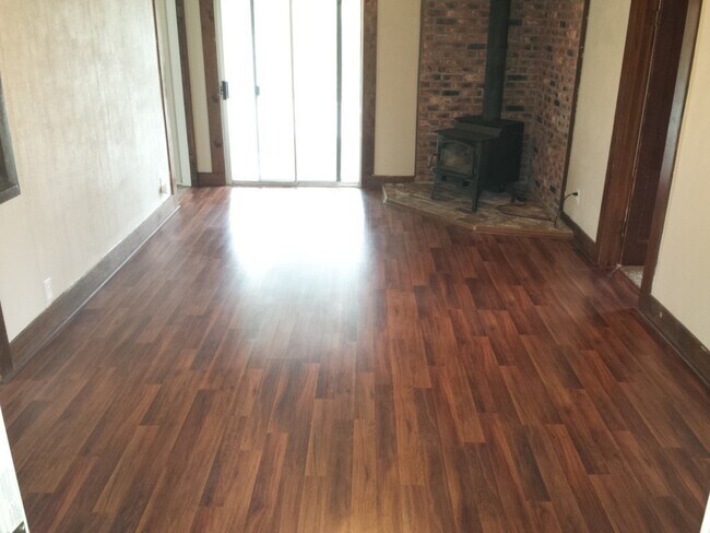 Foto del edificio - Country Charm Just Minutes From Town! MOVE IN SPECIAL $400 FIRST MONTH RENT