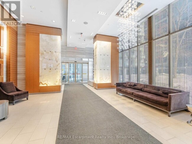 Photo du bâtiment - 300 Front St W