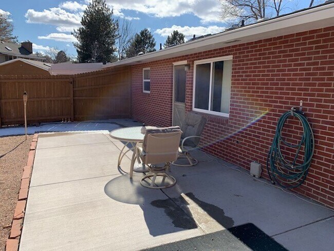 Building Photo - Quiet and Well-maintained Duplex for Rent ...