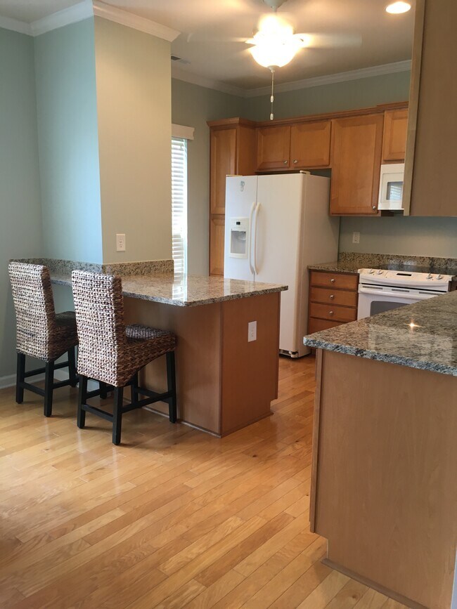 Kitchen - 817 Finnbar Dr
