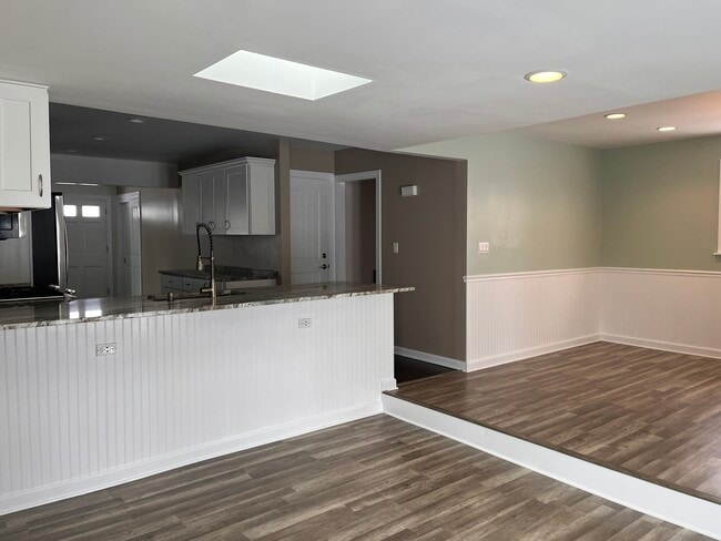 Building Photo - 503 Deerpath Dr