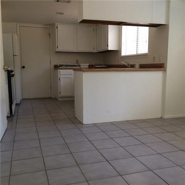 Foto del edificio - 8400 Spring Valley Dr